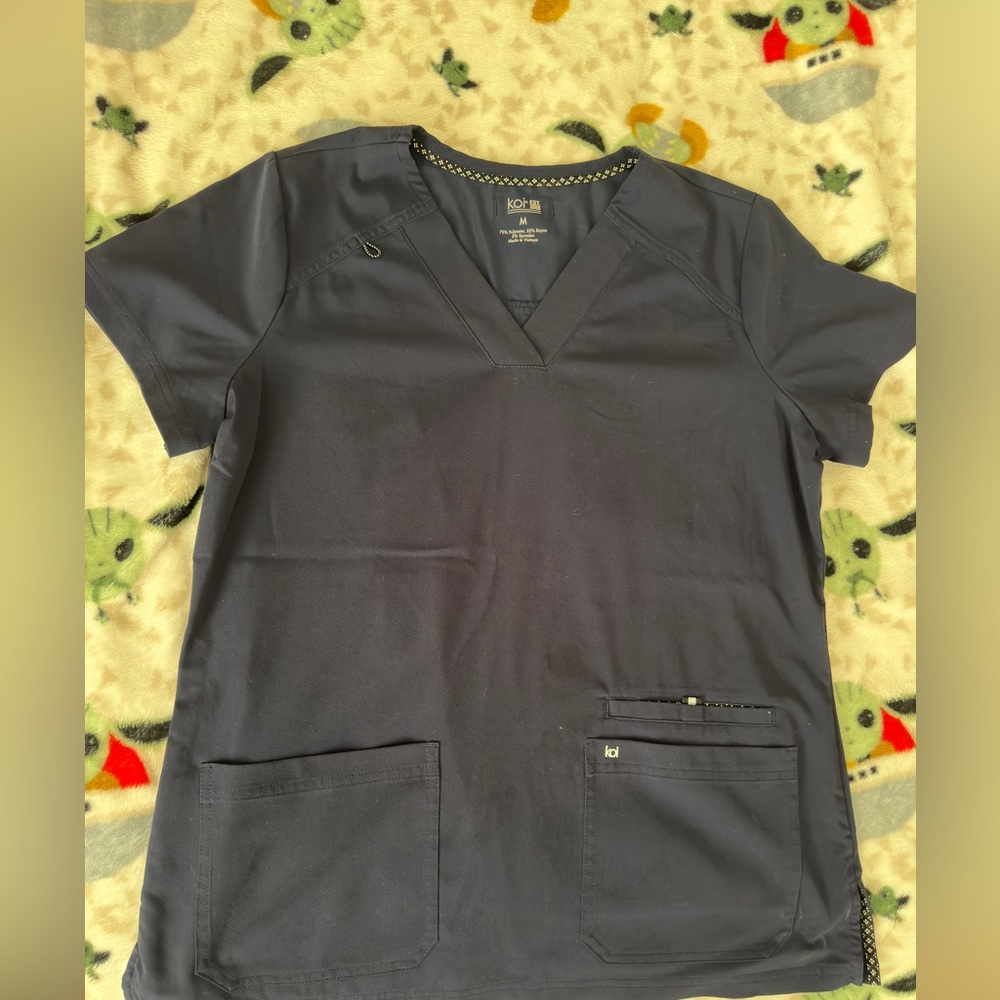 Koi scrub set. Shirt size M and pants size S